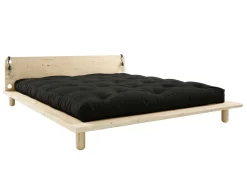 Lit en bois clair avec matelas noir et lampes de chevet 160x200cm Peek Double Latex - Karup Design