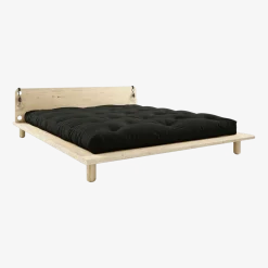 Lit en bois clair avec matelas noir et lampes de chevet 140x200cm Peek Comfort - Karup Design