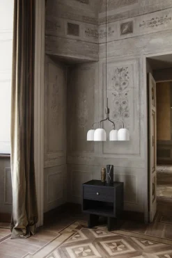 Lustre à 4 bras courts blanc base noire Howard Chandelier - Gubi