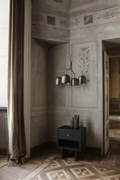 Lustre à 4 bras courts noir base noire Howard Chandelier - Gubi