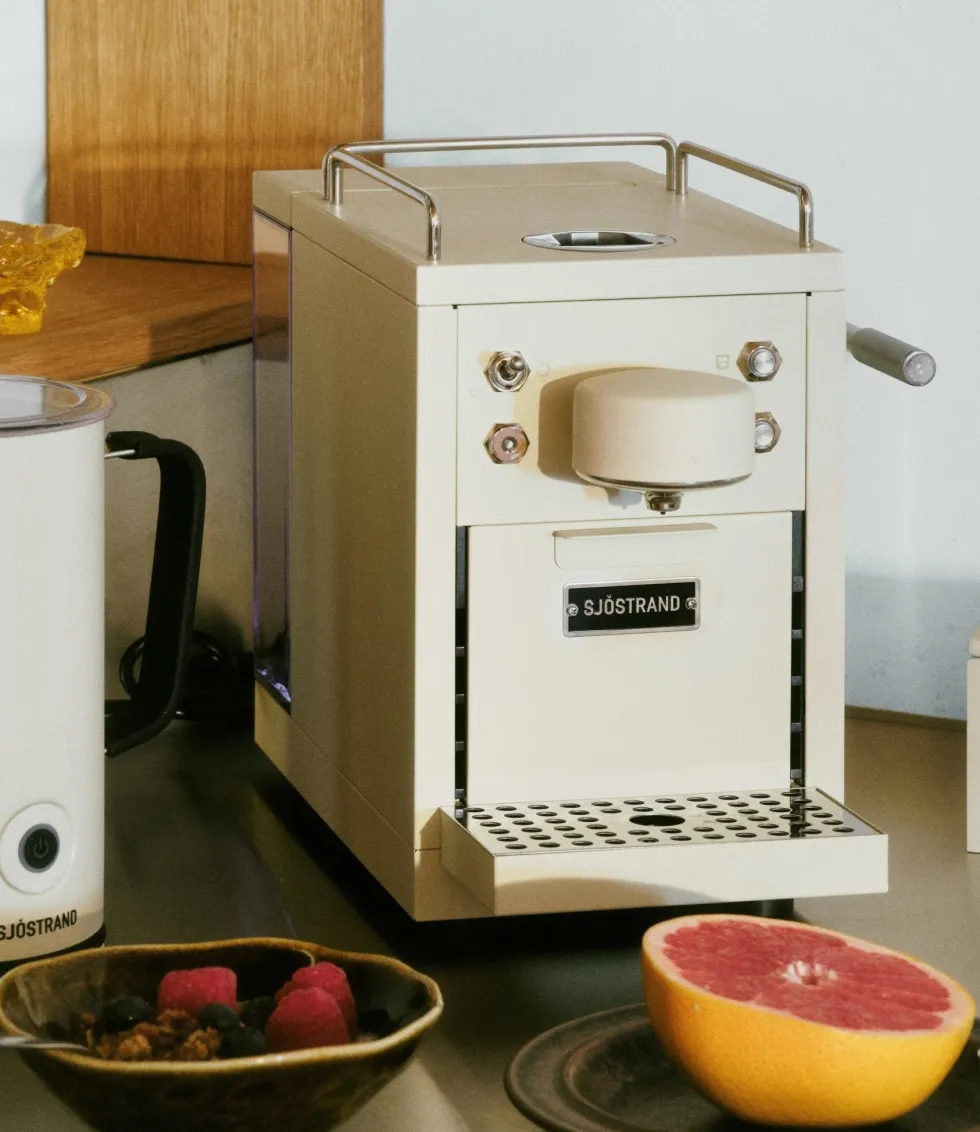 Machine à café en acier beige The Original 2.0 - SJOSTRAND