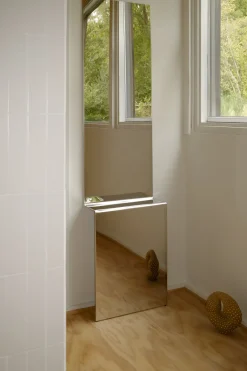 Miroir design en acier poli 227x57cm Pleat - Muuto