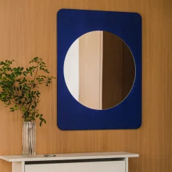 Miroir en bois de bouleau bleu myrtille 90x70cm Aku - Noo.ma