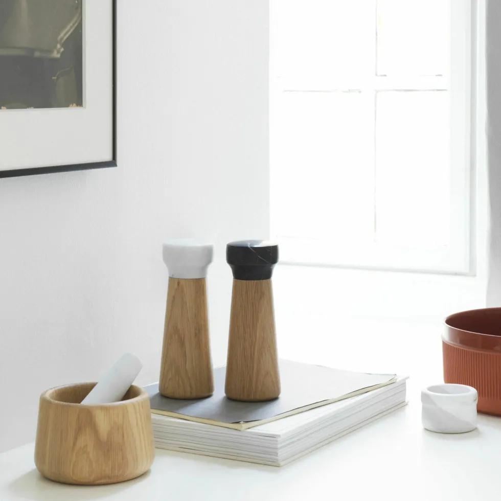 Moulin à poivre en chêne naturel et marbre noir 27 cm Craft Oak/noir - Normann Copenhagen
