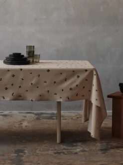 Nappe en coton biologique beige et chocolat 150x240cm Baies - Ferm living