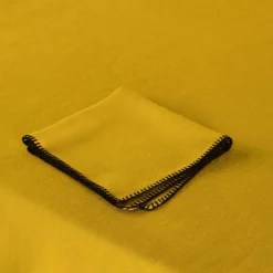 Nappe rectangulaire jaune ocre et feston noir 140 x 320 cm Nino - Madura