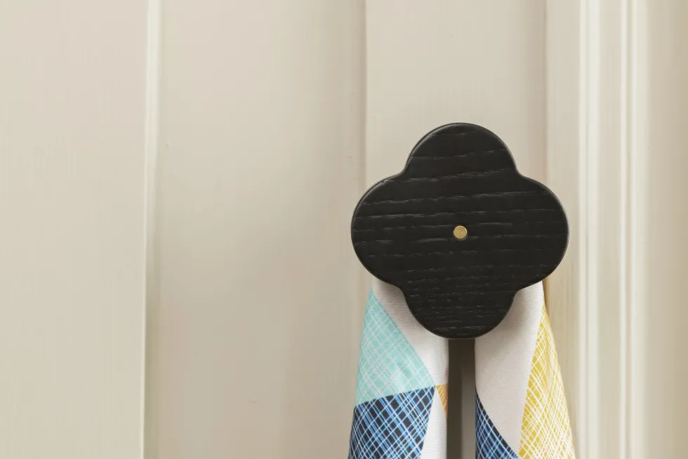 Patère en frêne teinté noir 10 x 5,7 cm Andrée - Hartô