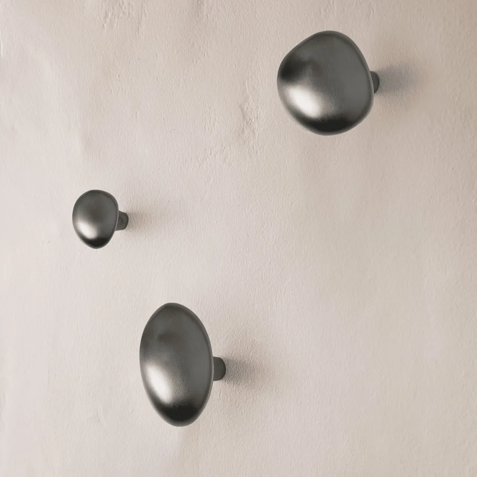 Patère en laiton massif patiné noir 6cm Chanterelle - Ferm Living