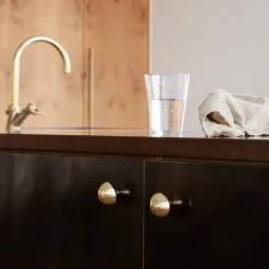 Patère murale en laiton doré Mushroom - Ferm Living