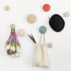 Patère ronde en bois bleu foncé 9 cm The Dots - Muuto