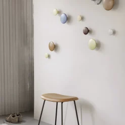 Patère ronde en bois bleu foncé 6,5 cm The Dots - Muuto