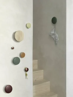 Patère ronde en bois burgundy 6,5 cm The Dots - Muuto