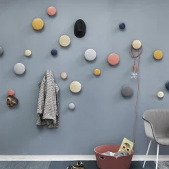 Patère ronde en bois noir 9 cm The Dots - Muuto