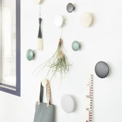 Patère ronde en bois noir 9 cm The Dots - Muuto