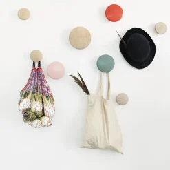 Patère ronde en bois noir 9 cm The Dots - Muuto