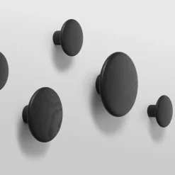Patère ronde en bois noir 17 cm The Dots - Muuto