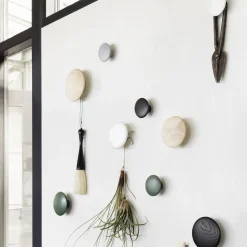 Patère ronde en bois vert mousse 13 cm The Dots - Muuto