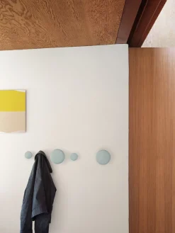 Patère ronde en chêne bleu ciel 17 cm The Dots - Muuto