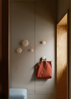 Patère ronde en chêne clair 17cm The Dots - Muuto
