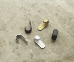 2 patères en aluminium doré Curve Matt gold - Normann Copenhagen