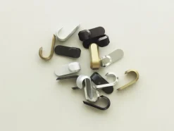 2 patères en aluminium doré Curve Matt gold - Normann Copenhagen