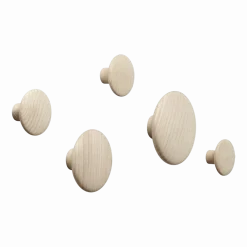 5 Patères rondes en chêne naturel The Dots - Muuto