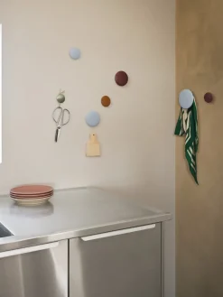 5 Patères rondes en chêne naturel The Dots - Muuto