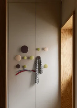5 Patères rondes en chêne naturel The Dots - Muuto