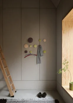 5 Patères rondes en chêne naturel The Dots - Muuto