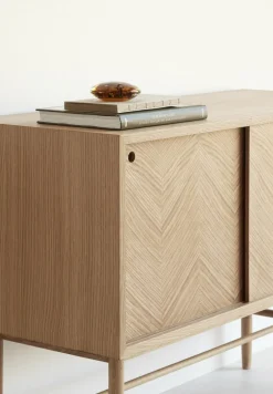 Petite commode avec 2 portes coulissantes en chêne naturel - Hübsch