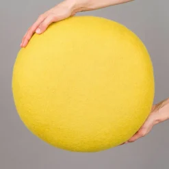 Petit pouf rond en laine vert-jaune S Kata - myfelt