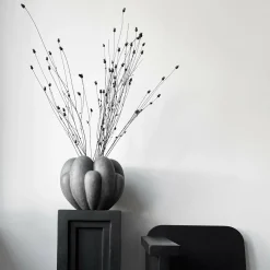 Petit vase en béton fibré gris foncé Bloom - 101 Copenhagen