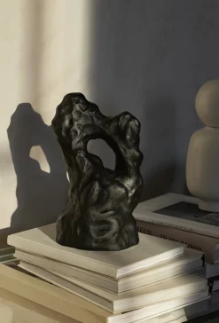 Pièce décorative en aluminium moulé recyclé noire Grotte - Ferm Living