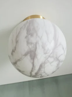 Plafonnier en fer et globe en verre impression marbre blanc et or 22x26cm Carrara - It's about Romi