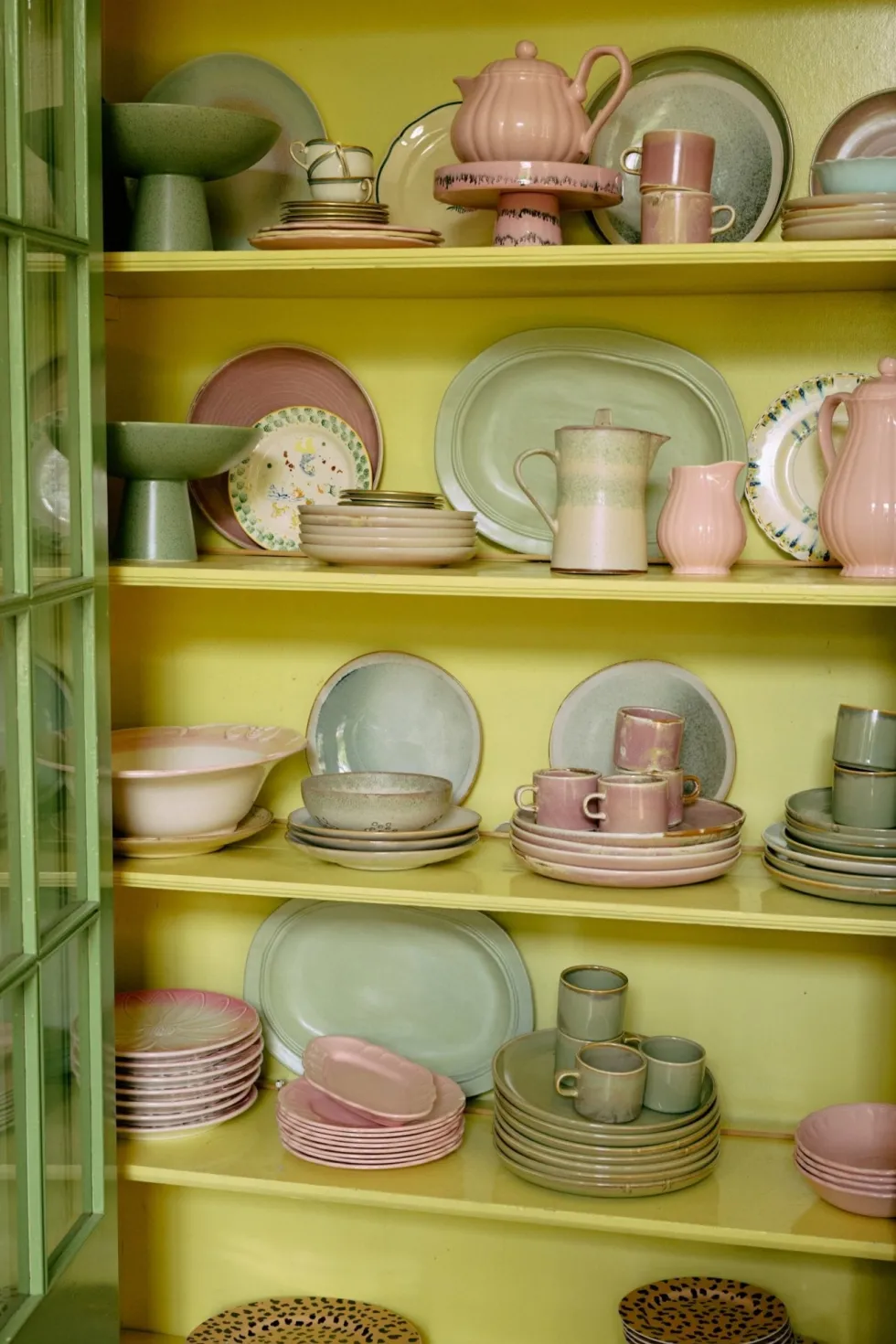 Plat de présentation en céramique rose 21x9,5cm 70's ceramics - HKliving