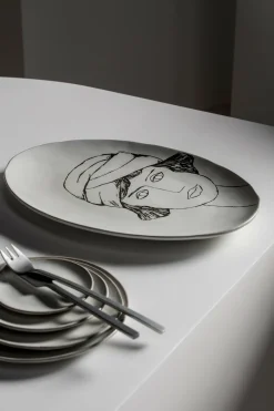 Plat de service ovale blanc cassé et noir La Mère - Serax