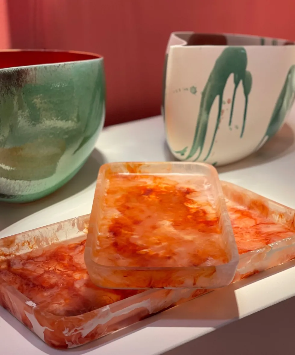 2 plateaux haut en résine rubis et crème Rih - Versmissen