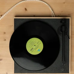 Platine vinyle 33/45tours préamplifiée finition cuir et noyer 35x10,8cm Square CC - La Boite concept
