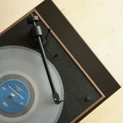 Platine vinyle 33/45tours préamplifiée finition cuir et noyer 35x10,8cm Square CC - La Boite concept