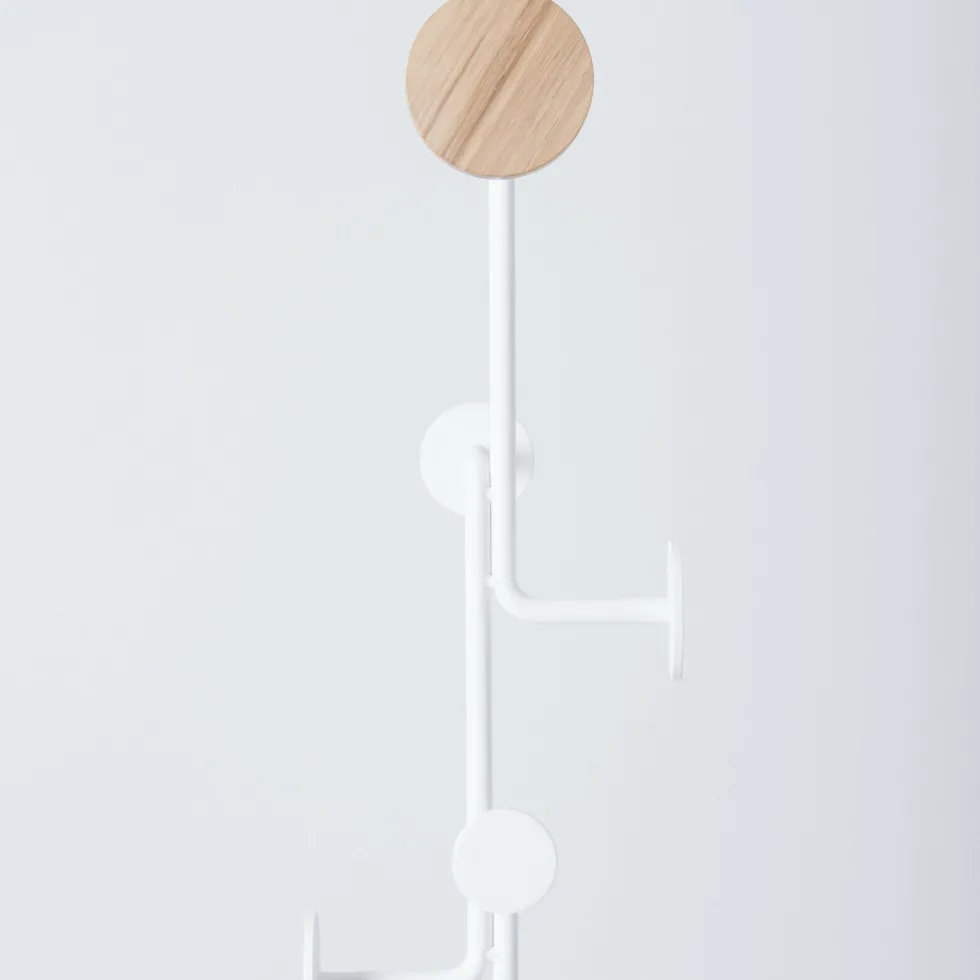 Porte-manteaux en chêne blanchi huilé et acier blanc Coat Stand - Gazzda