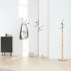 Porte-manteaux en chêne blanchi huilé et acier noir Coat Stand - Gazzda