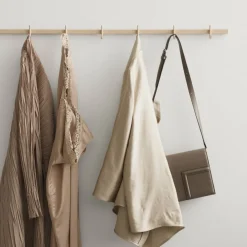 Porte-manteaux mural en aluminium beige 123x5,2x4,7cm Relief - String furniture