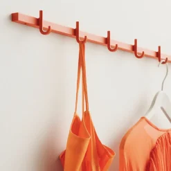 Porte-manteaux mural en aluminium orange 82x5,2x4,7cm Relief - String furniture