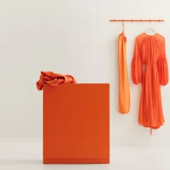 Porte-manteaux mural en aluminium orange 82x5,2x4,7cm Relief - String furniture