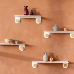 Porte-manteaux étagère en chêne blanchi huilé et acier blanc 50 cm - Gazzda
