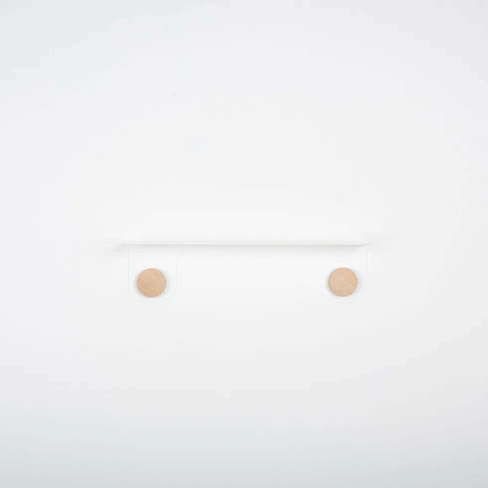 Porte-manteaux étagère en chêne blanchi huilé et acier blanc 50 cm - Gazzda