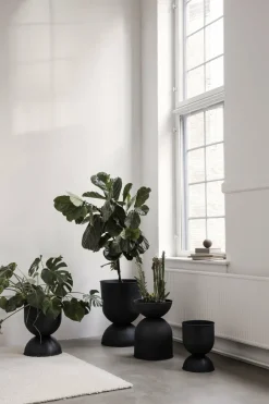 Pot de fleur réversible en fer noir L Hourglass - Ferm Living