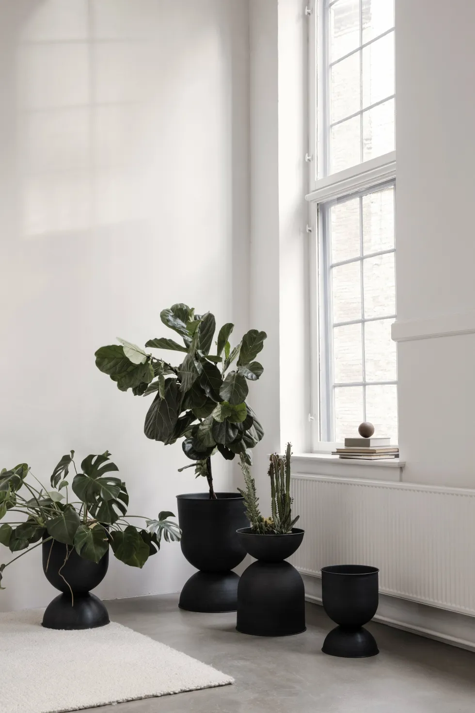 Pot de fleur réversible en fer noir S Hourglass - Ferm Living