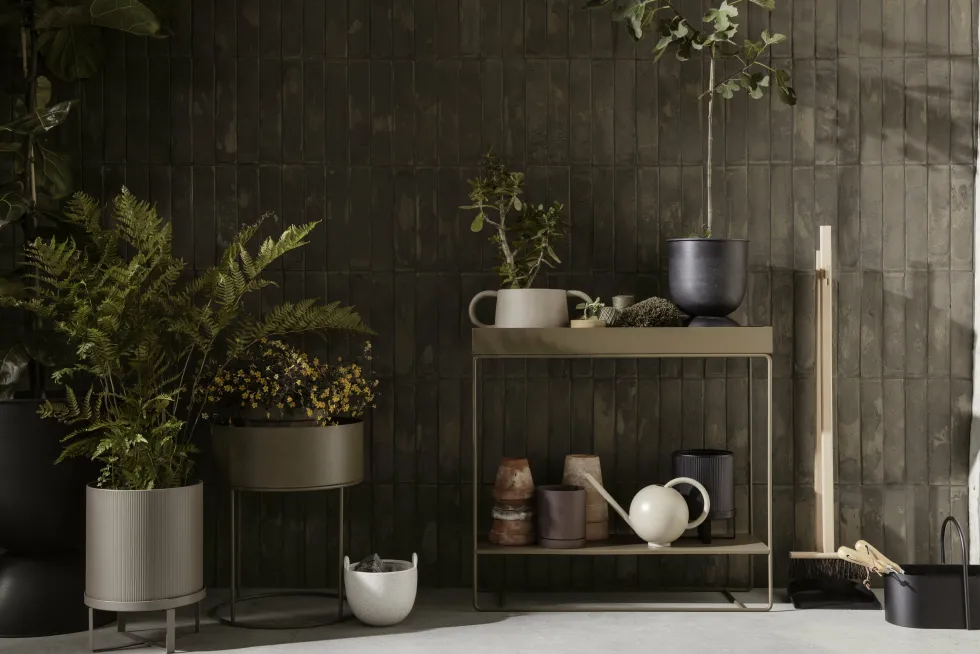 Pot de fleur réversible en fer noir XS Hourglass - Ferm Living