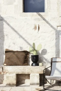 Pot de fleur réversible en fer noir XS Hourglass - Ferm Living